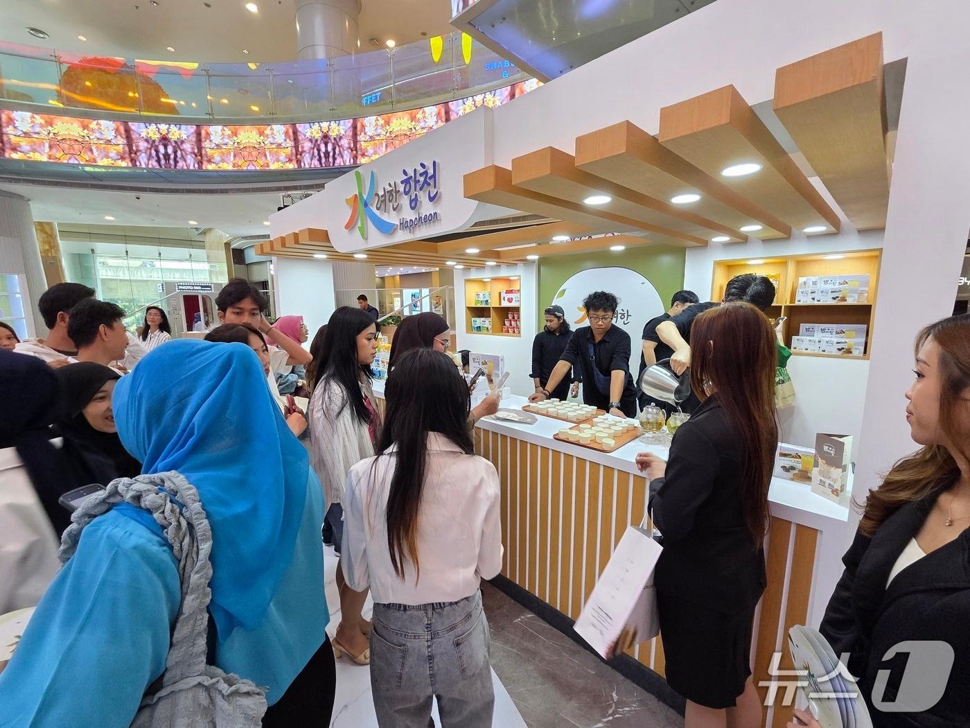 본문 이미지 - 합천군이 지난 13일 인도네시아 자카르타에서 농식품 해외 신시장 개척을 위한 홍보 활동을 벌이고 있다&#40;합천군 제공. 재판매 및 DB금지&#41;.