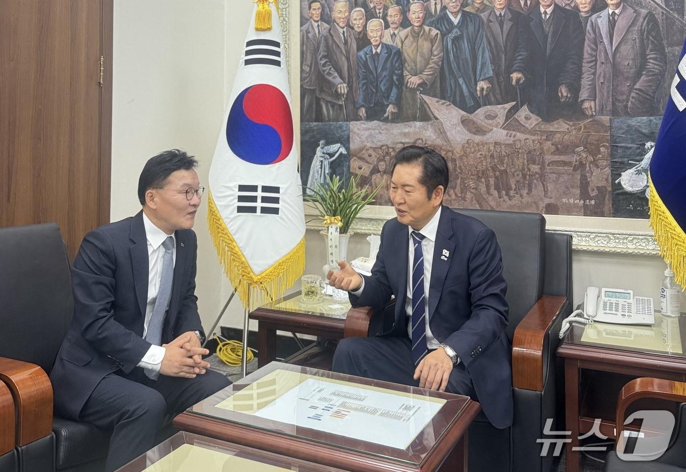 강위원 전남도 경제부지사가 국회를 찾아 정청래 민주당 대표 등과 면담했다. &#40;전남도 제공. 재판매 및 DB금지&#41; 2025.11.14/뉴스1