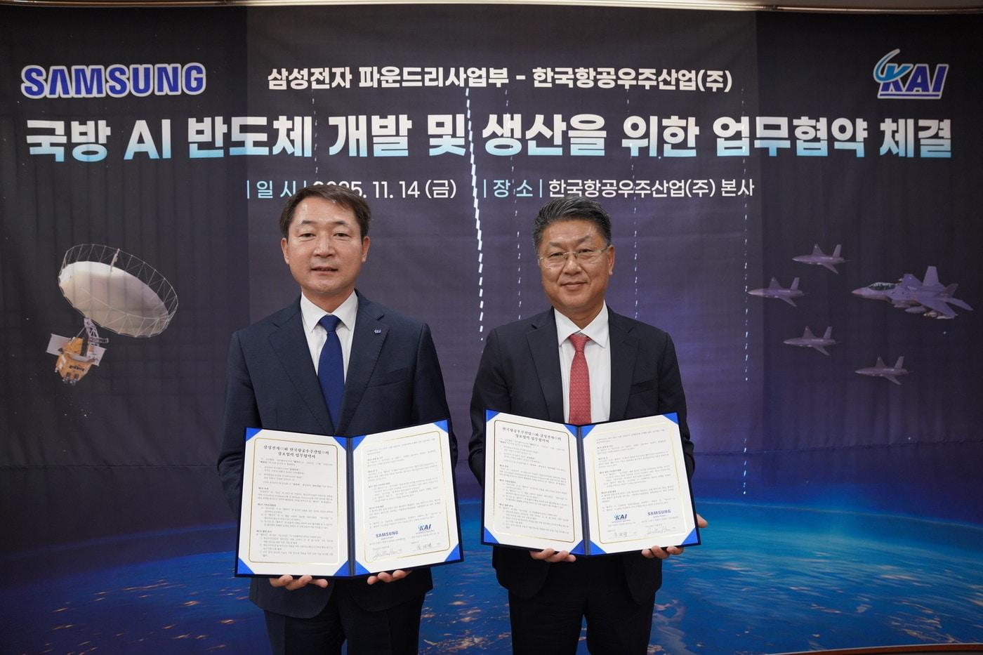 KAI와 삼성전자는 14일 국방 AI 반도체 개발 및 생산을 위한 업무협약을 체결했다. 차재병 KAI 대표이사와 한진만 삼성전자 파운드리 한진만 사업부 사장이 기념 촬영을 하고 있는 모습. &#40;KAI 제공&#41;