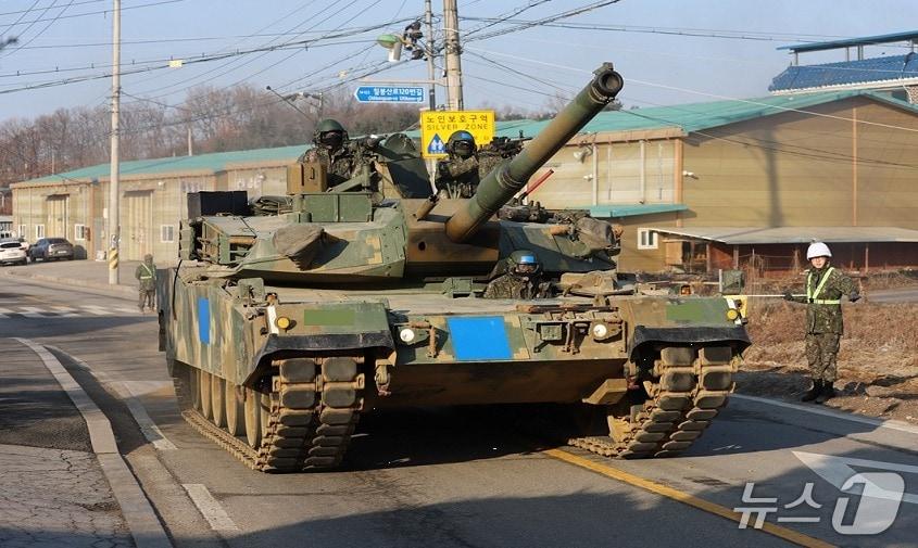 본문 이미지 - 육군 제5기갑여단 전차가 실 기동훈련을 진행하는 모습 (사진=육군 5기갑여단)