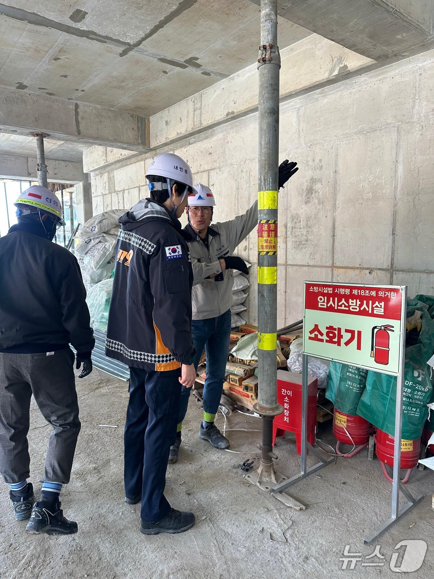 본문 이미지 - 경기도소방재난본부 관계자들이 최근 도내 대형 공사장을 상대로 산업재해 위험 요인을 점검하고 있다. &#40;경기도소방재난본부 제공. 재판매 및 DB 금지&#41; 2025.11.14/뉴스1