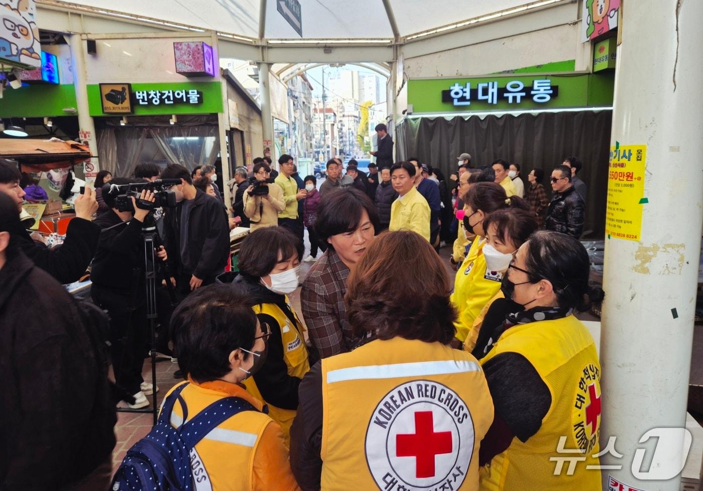 적십자 경기지사가 제일시장에서 심리회복지원 활동을 전개 중이다.&#40;대한적십자사 경기도지사 제공&#41;