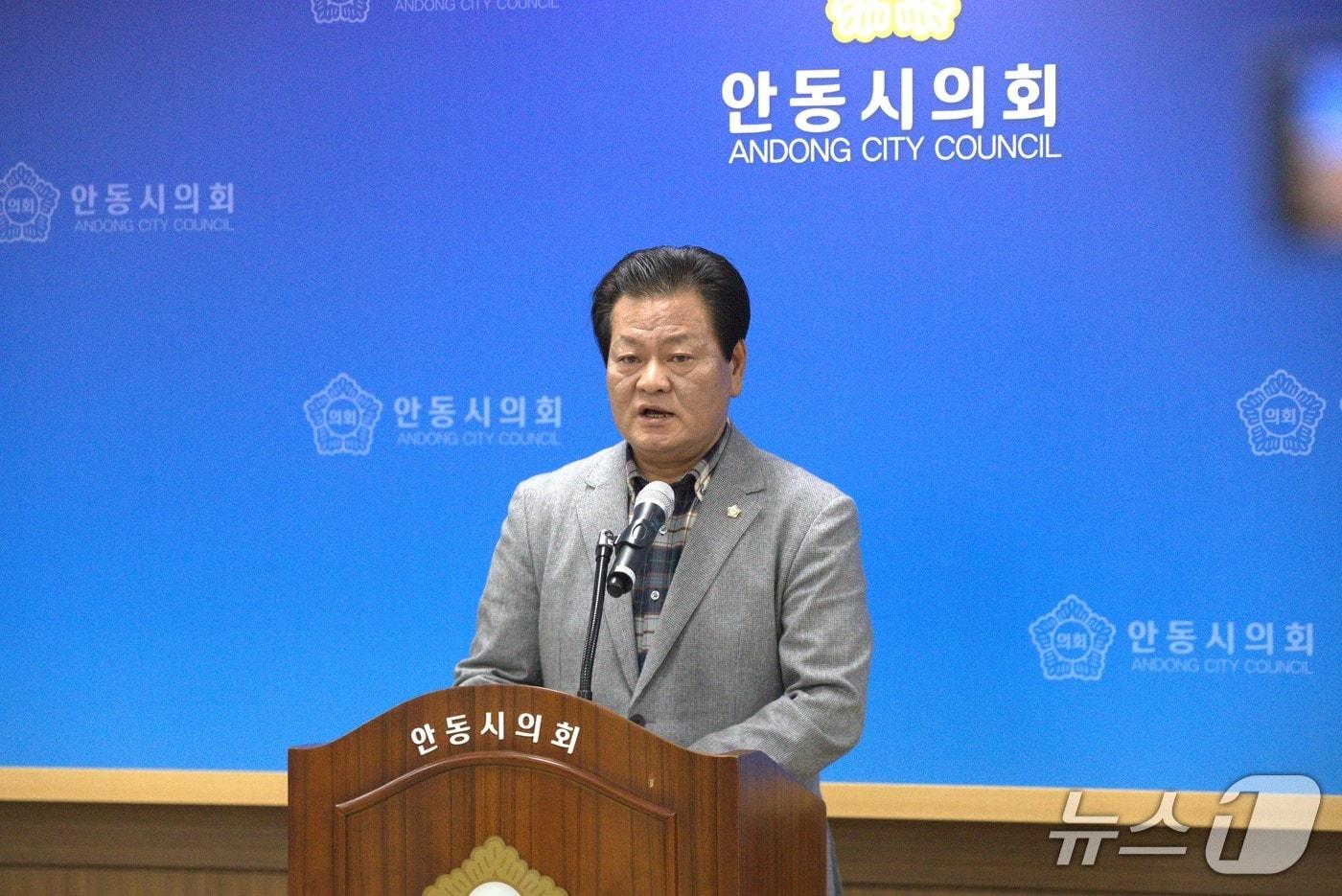 성추행 의혹으로 제명 처분을 받은 손광영 안동시의원이 14일 시의회에서 기자회견을 열어 입장을 밝히고 있다.2025.11.14/뉴스1 신성훈 기자