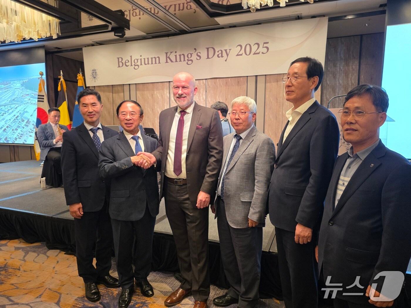 본문 이미지 - 심민 전북 임실군수&#40;왼쪽 두번째&#41;가 벨기에 국왕의 날’행사에 공식 초청 인사로 참석했다.&#40;임실군제공, 재판매 및 DB금지&#41;2025.11.14/뉴스1