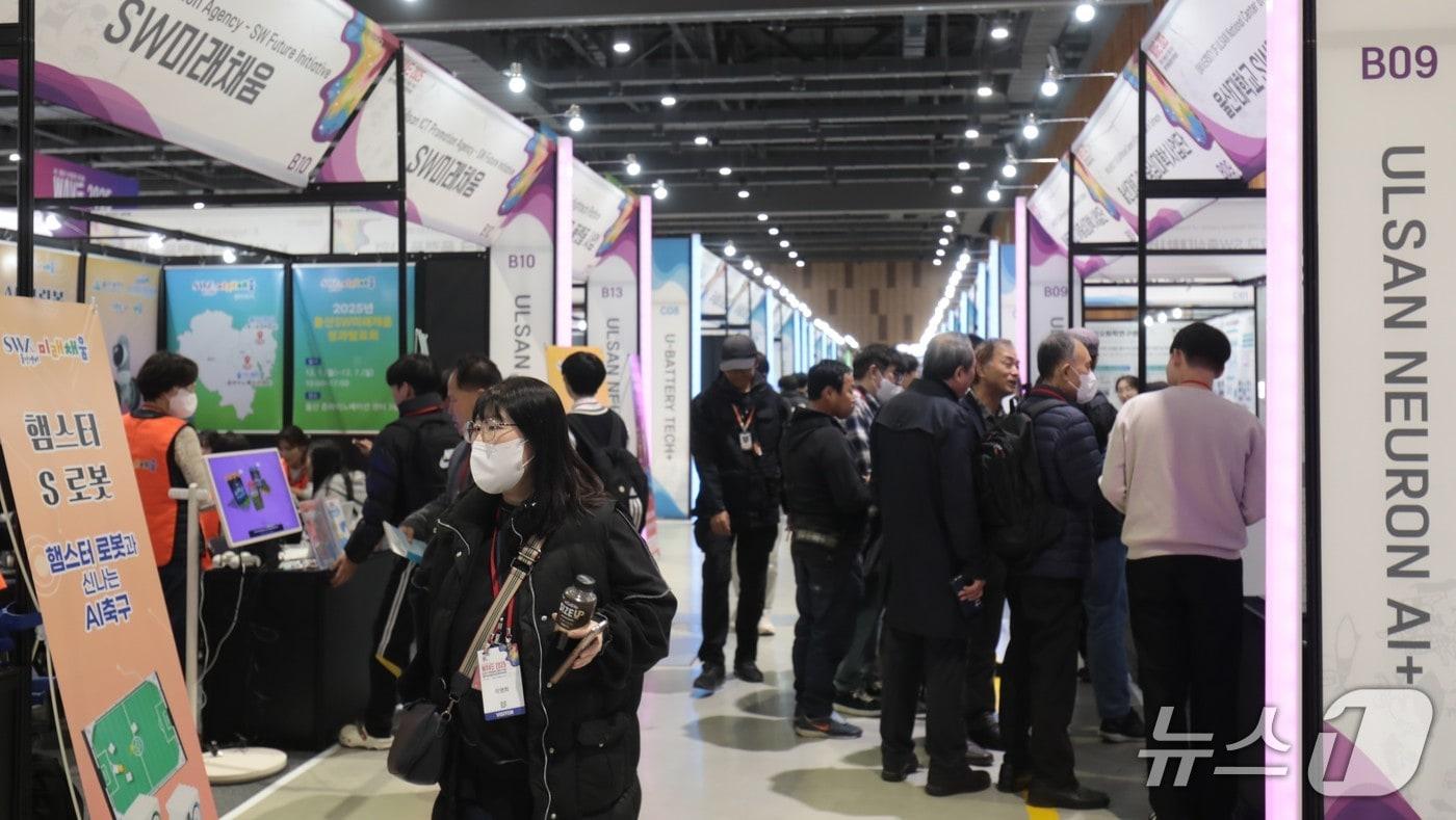 14일 울산전시컨벤션센터에서 열린 '2025년 울산세계미래산업박람회(WAVE 2025)에서 참가자들이 부스를 둘러보고 있다.2025.11.14./뉴스1 ⓒ News1 김세은 기자