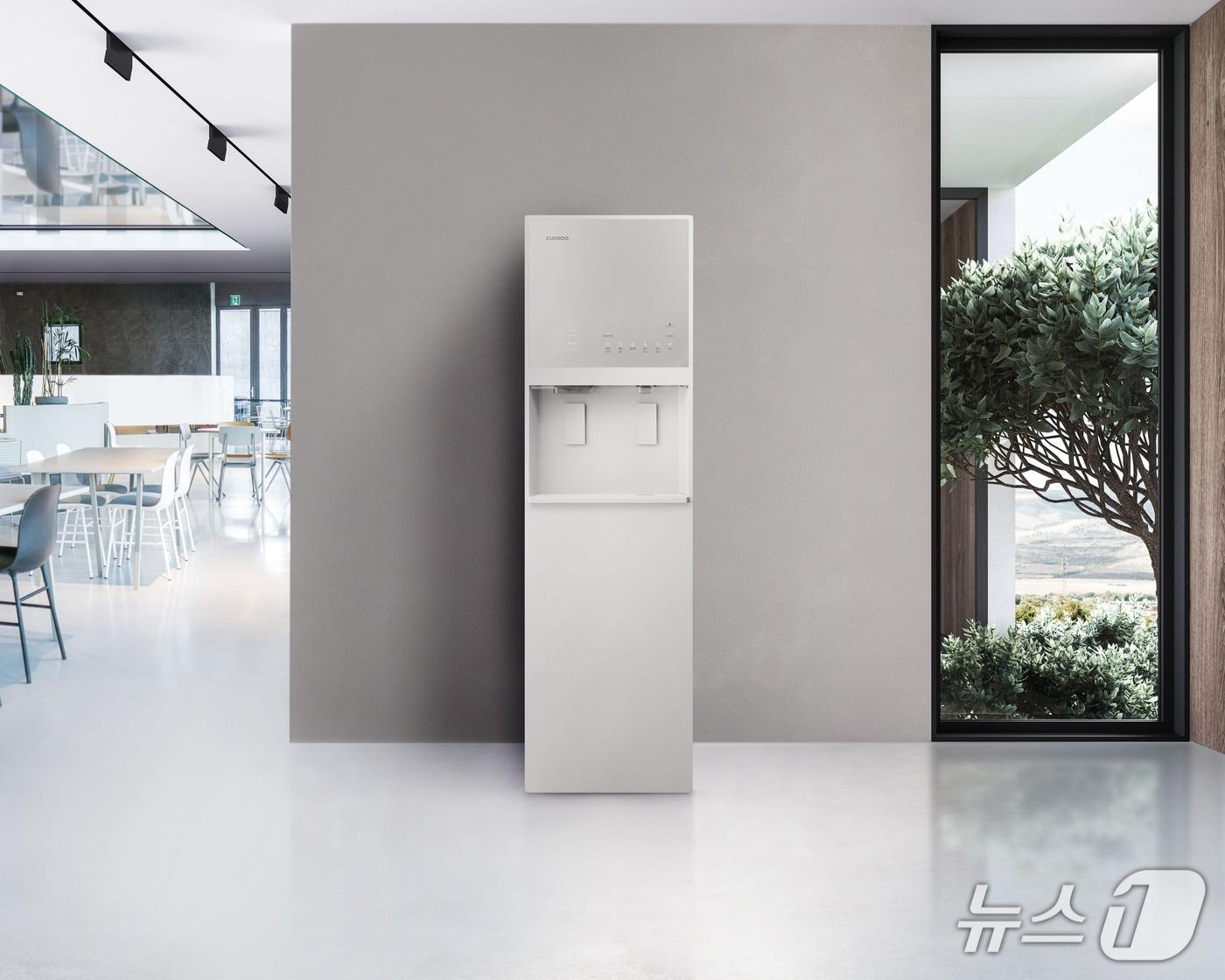 본문 이미지 - 쿠쿠 &#39;대용량 초고온수 냉온정&#39; 얼음정수기&#40;쿠쿠 제공&#41;