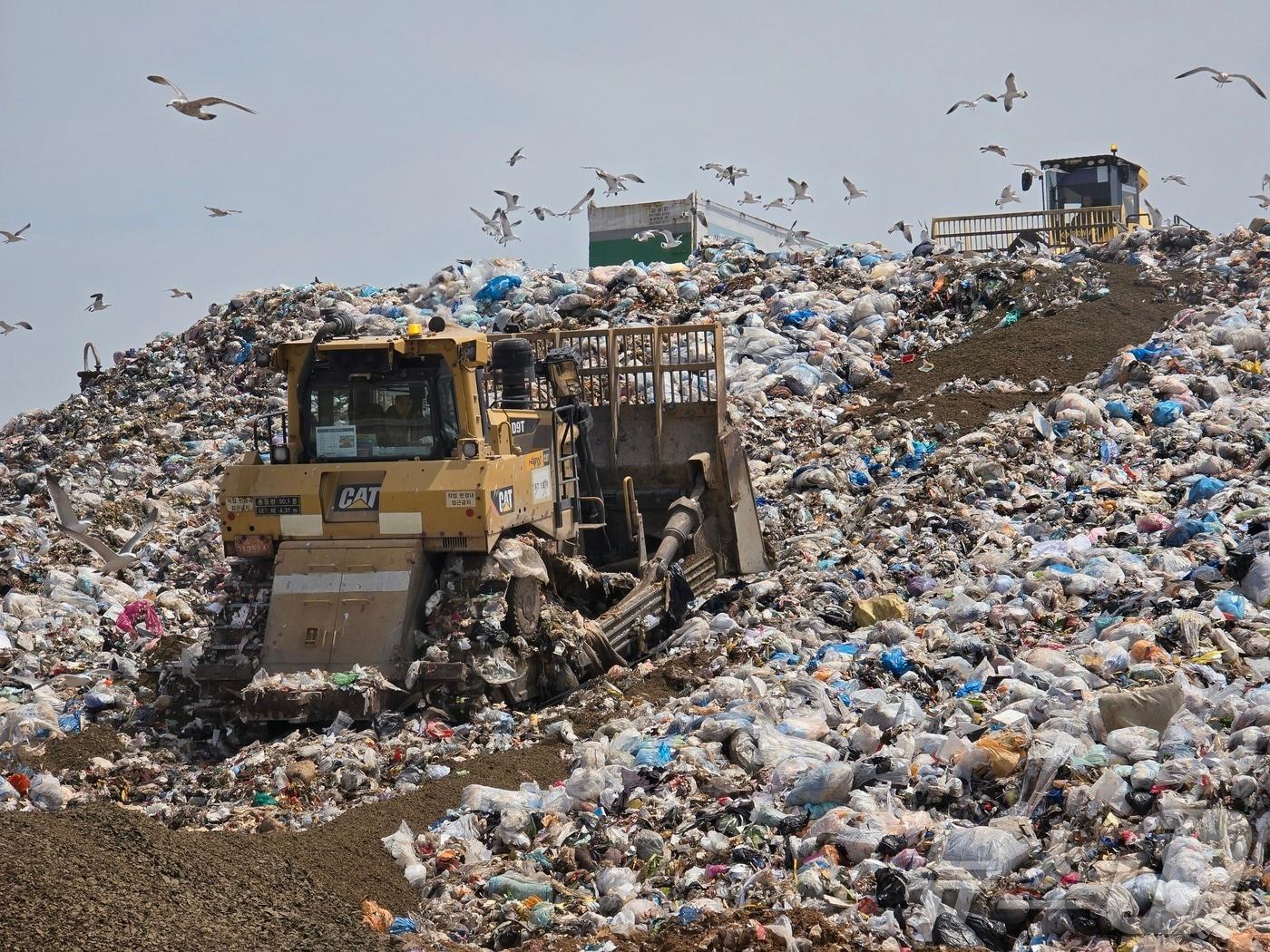 본문 이미지 - 인천 서구 검암동 인근 수도권매립지 모습 2024.5.10/뉴스1 ⓒ News1 황덕현 기후환경전문기자