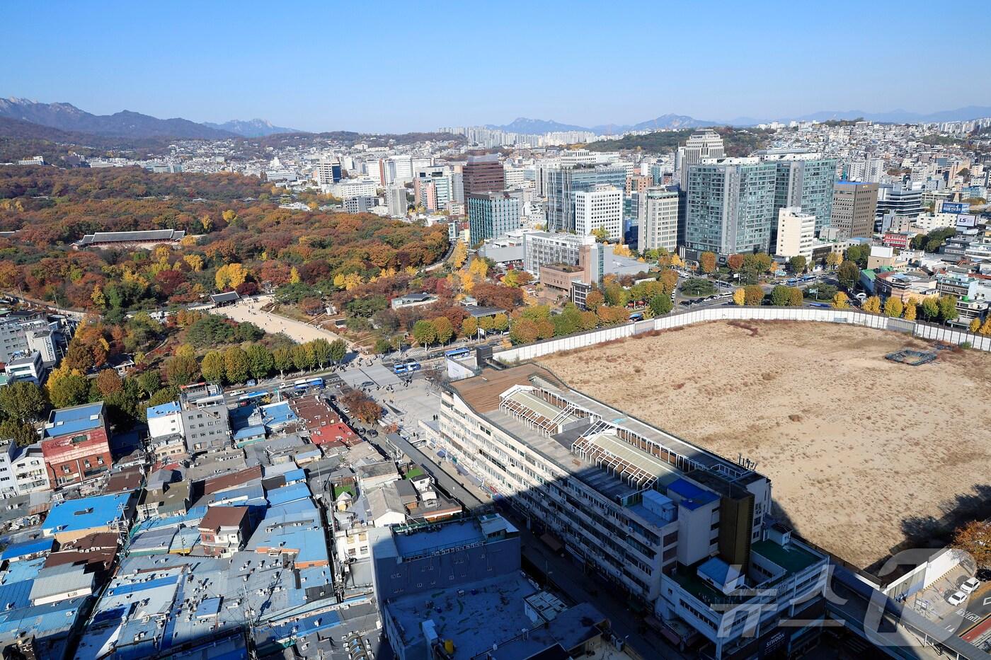 본문 이미지 - 사진은 이날 오후 서울 종로구 종묘와 세운 4구역 재개발 공사 현장 모습.  ⓒ 뉴스1 박정호 기자