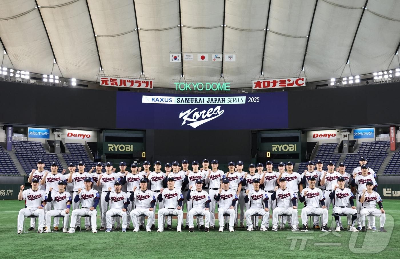 14일 오후 일본 도쿄돔에서 케이베이스볼시리즈(K Baseball Series) 한일 야구대표팀 평가전을 앞두고 한국 야구대표팀이 단체 사진을 촬영하고 있다. 2025.11.14/뉴스1 ⓒ News1 구윤성 기자