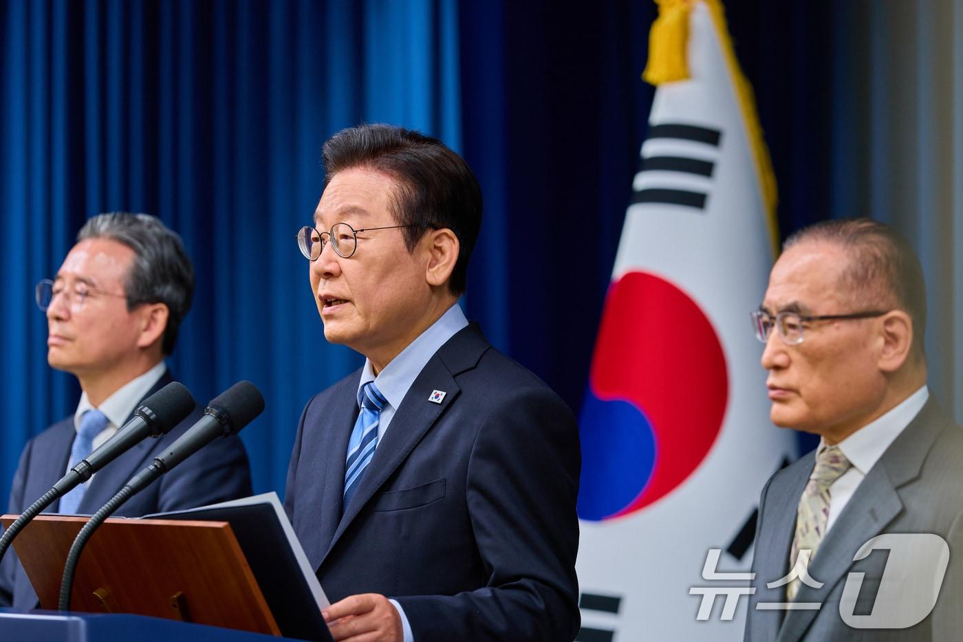 이재명 대통령이 14일 서울 용산 대통령실 청사에서 한·미 팩트시트 타결 결과를 발표하고 있다. 왼쪽부터 김용범 정책실장, 이 대통령, 위성락 국가안보실장. &#40;대통령실 제공. 재판매 및 DB 금지&#41; 2025.11.14/뉴스1 ⓒ News1 허경 기자