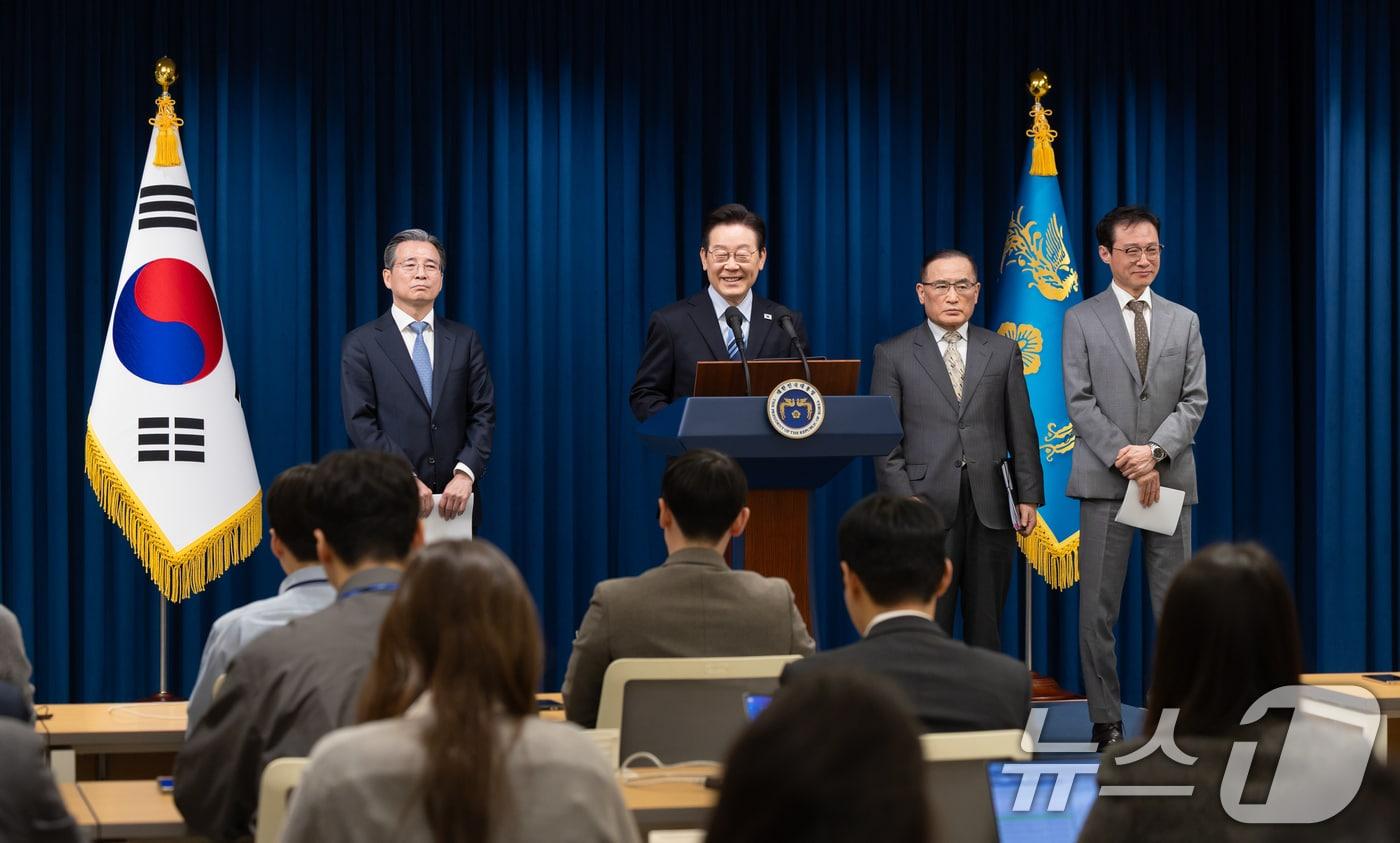 본문 이미지 - 이재명 대통령이 14일 서울 용산 대통령실 청사에서 한·미 팩트시트 타결 결과를 발표하고 있다. 왼쪽부터 김용범 정책실장, 이 대통령, 위성락 국가안보실장, 이규연 홍보소통수석. (대통령실 제공. 재판매 및 DB 금지) 2025.11.14/뉴스1 ⓒ News1 허경 기자