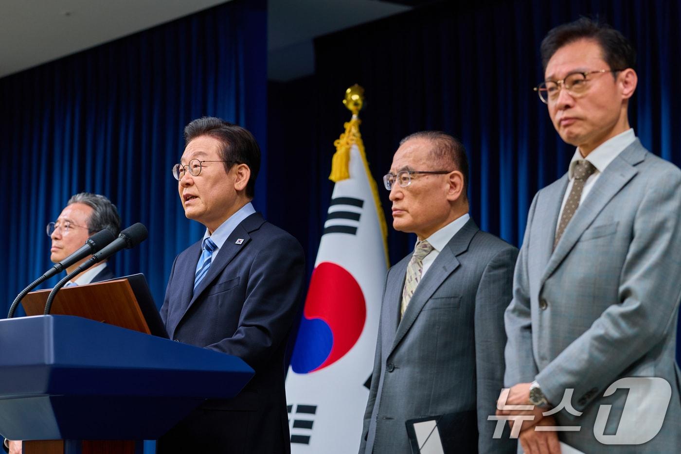 이재명 대통령이 14일 서울 용산 대통령실 청사에서 한·미 팩트시트 타결 결과를 발표하고 있다. 왼쪽부터 김용범 정책실장, 이 대통령, 위성락 국가안보실장, 이규연 홍보소통수석. &#40;대통령실 제공. 재판매 및 DB 금지&#41; 2025.11.14/뉴스1 ⓒ News1 허경 기자