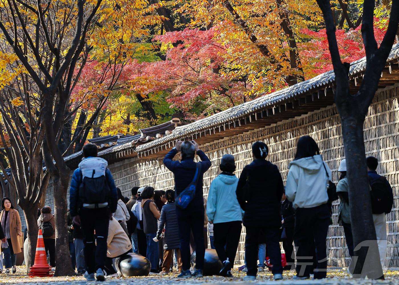 온화한 날씨를 보인 14일 오후 서울 중구 덕수궁 돌담길에 단풍이 물든 가운데 시민들이 늦가을 정취를 즐기고 있다. 2025.11.14/뉴스1 ⓒ News1 김진환 기자