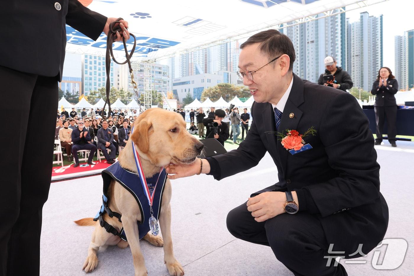이명구 관세청장이 우수탐지견으로 선정된 탐지견에게 시상하고 있다. (관세청 제공.재판매 및 DB금지)/뉴스1