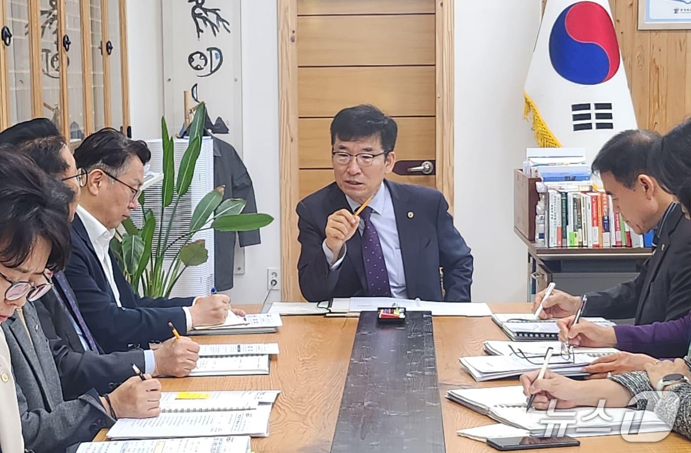 14일 오전 윤건영 충북교육감이 기획회의를 열고 수능 후 학생 지원 방안 등을 밝히고 있다.&#40;충북교육청 제공, 재판매 및 DB금지&#41;/뉴스1