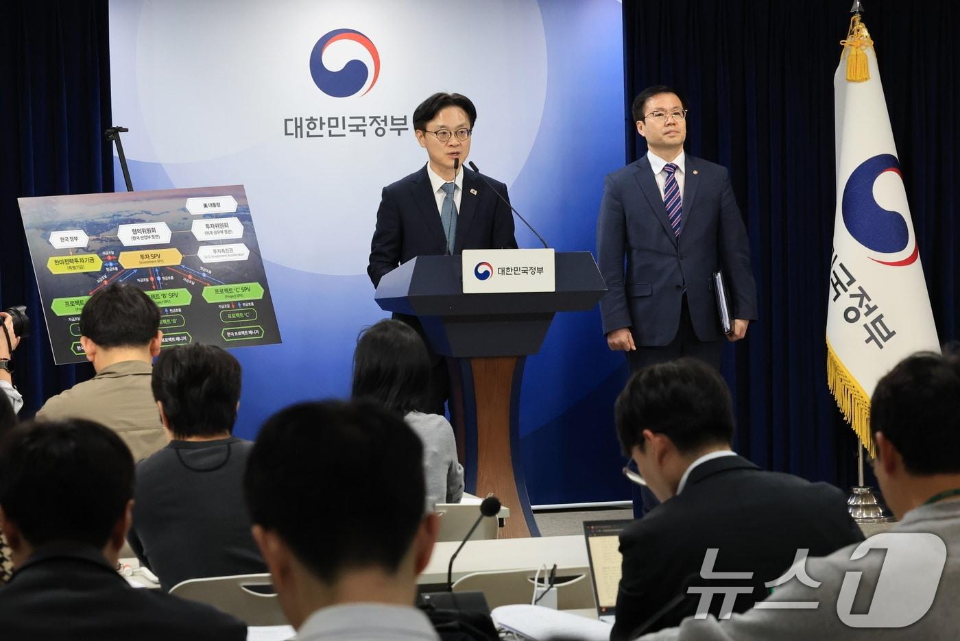 김정관 산업통상부 장관과 여한구 통상교섭본부장이 14일 서울 종로구 정부서울청사에서 한미 관세협상 팩트시트 및 MOU 관련 브리핑을 하고 있다. 2025.11.14/뉴스1 ⓒ News1 임세영 기자