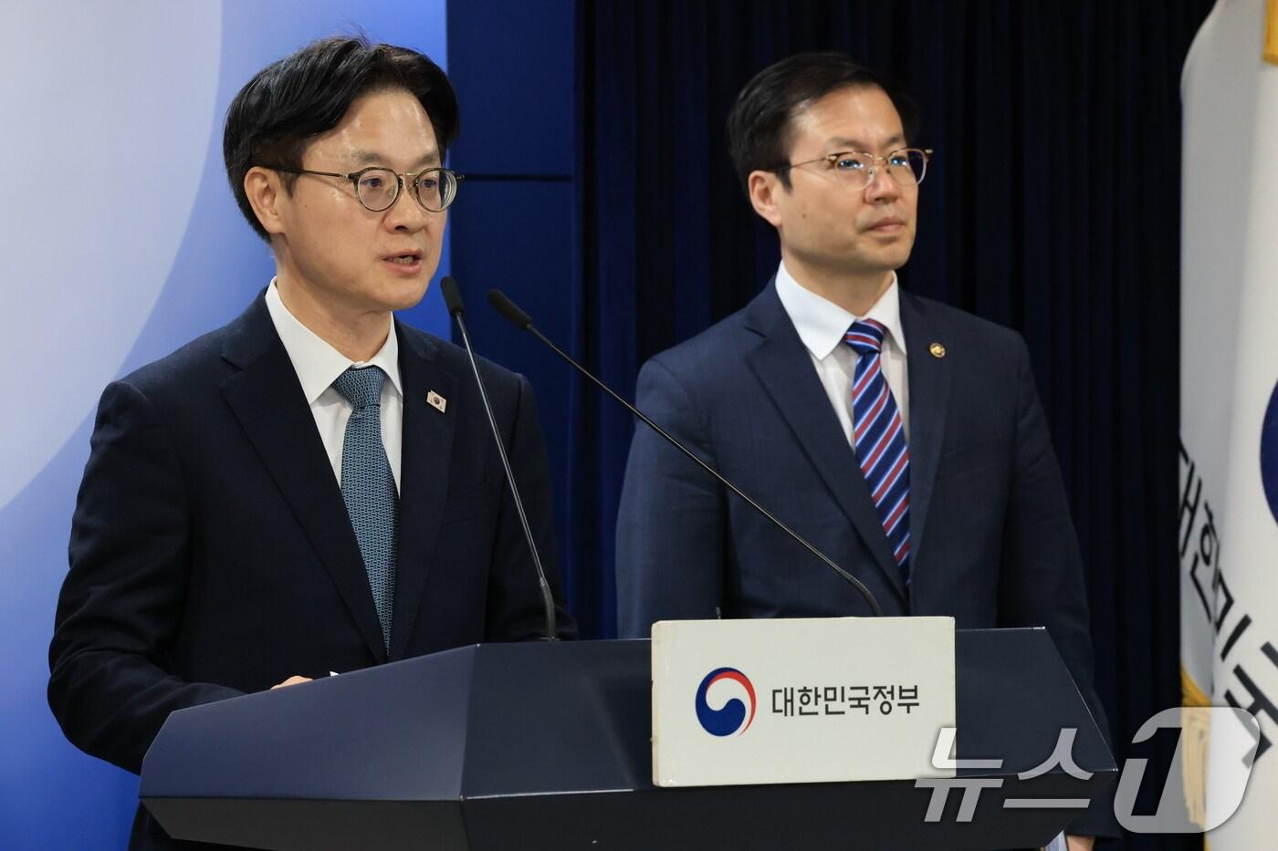 김정관 산업통상부 장관과 여한구 통상교섭본부장이 14일 서울 종로구 정부서울청사에서 한미 관세협상 팩트시트 및 MOU 관련 브리핑을 하고 있다. 2025.11.14/뉴스1 ⓒ News1 임세영 기자