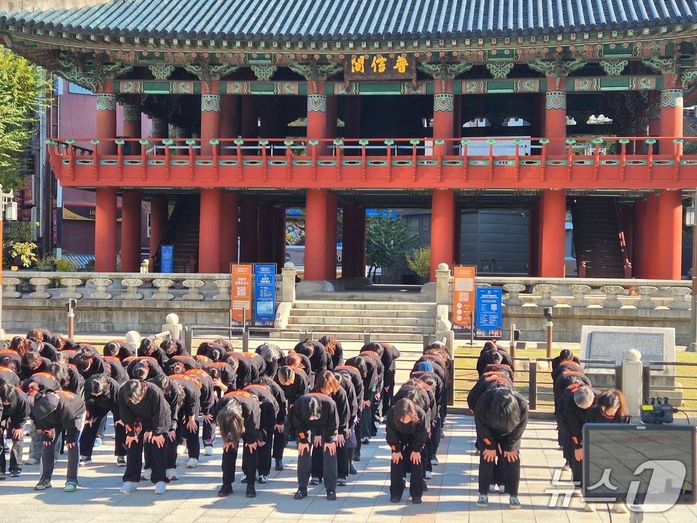 본문 이미지 - 14일 서울 종로구 보신각 앞에서 한국여성의전화가 연 여성살해 규탄 퍼포먼스 &#39;114번의 신고 114번의 실패&#39;. 2025.11.14/뉴스1 ⓒ News1 신윤하 기자