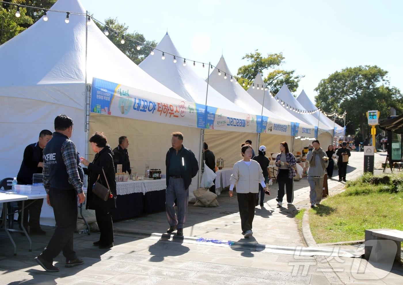 14일 오후 제주시 이도1동 산지천 일대에서 제주시 소상공인연합회가 주최·주관하는 '2025 제주시 소상공인 한마음 박람회'가 열리고 있다. 2025.11.14/뉴스1 ⓒ News1 홍수영 기자