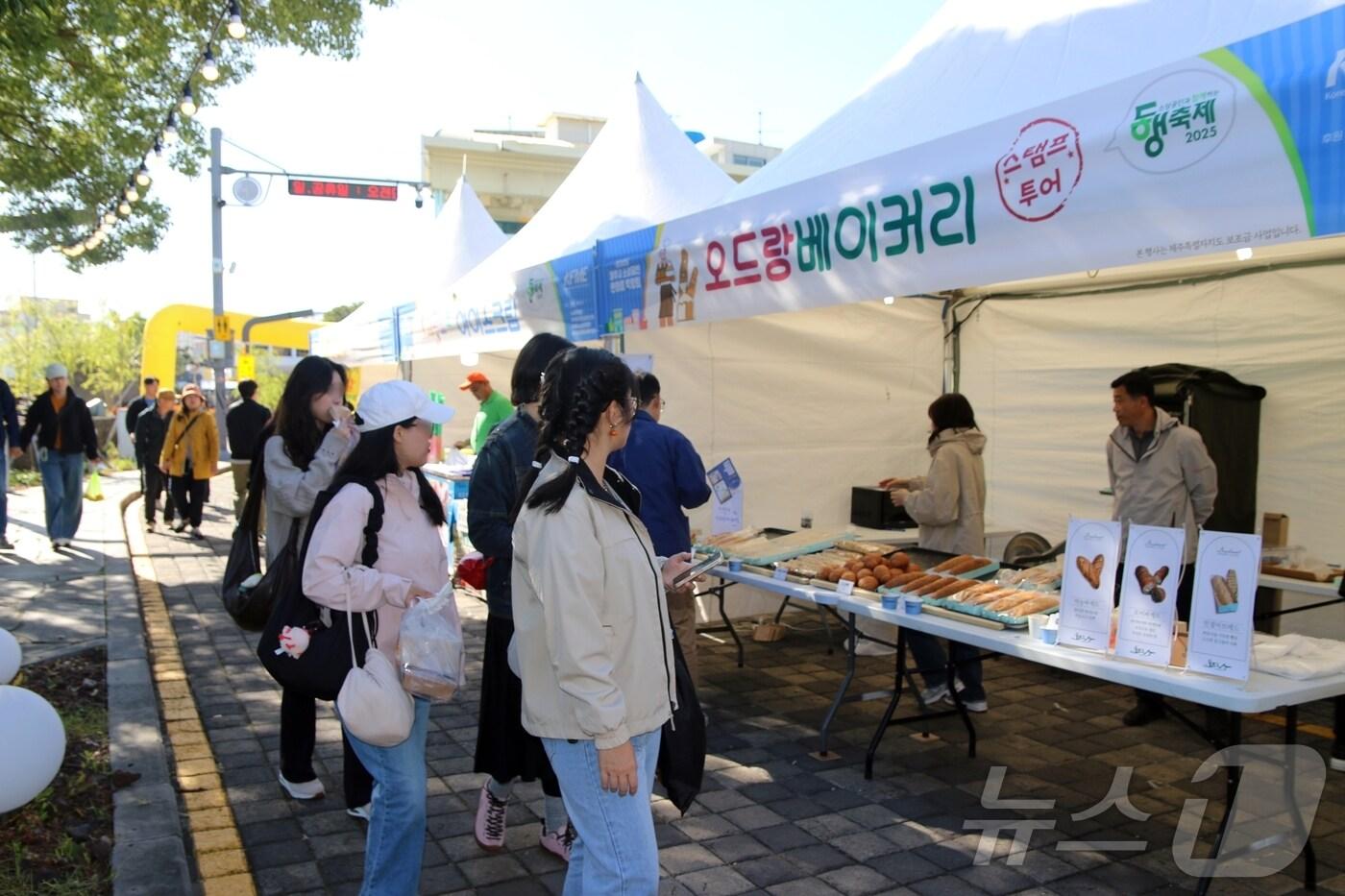 14일 오후 제주시 이도1동 산지천 일대에서 제주시 소상공인연합회가 주최·주관하는 '2025 제주시 소상공인 한마음 박람회'가 열리고 있다. 2025.11.14/뉴스1 ⓒ News1 홍수영 기자