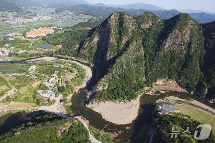 본문 이미지 - 충북 영동군이 관광 명소인 월류봉 일대에 안전과 감상을 접목한 시설 보강에 공을 들이고 있다.  사진은 월류봉 일대 모습 &#40;영동군 제공. 재판매 및 DB금지&#41; /뉴스1 