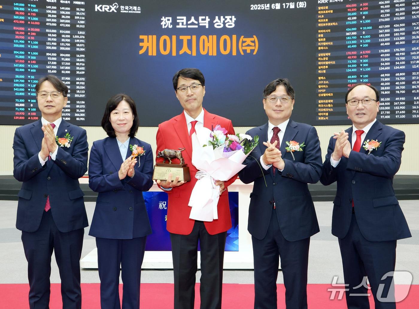 본문 이미지 - 17일 서울 영등포구 한국거래소에서 열린 케이지에이 코스닥시장 상장기념식에서 김대영 한국IR협의회 부회장(왼쪽부터), 이미현 한국거래소 코스닥시장본부장보, 김옥태 케이지에이 대표이사, 이충훈 삼성증권 부사장, 강왕락 코스닥협회 부회장이 기념 촬영을 하고 있다. (한국거래소 제공. 재판매 및 DB 금지) 2025.6.17/뉴스1