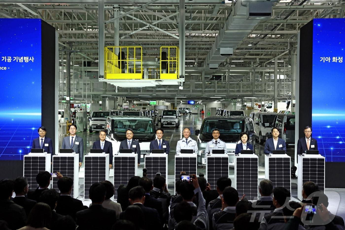 김민석 국무총리&#40;왼쪽 다섯 번째&#41;와 정의선 현대자동차그룹 회장&#40;왼쪽 여섯 번째&#41;을 비롯한 참석자들이 14일 오전 경기 화성시에서 열린 기아 화성 EVO 플랜트 East 준공식 및 West 기공식 세리머니에 앞서 기념 사진 촬영을 하고 있다. &#40;현대차·기아 제공. 재판매 및 DB 금지&#41; 2025.11.14/뉴스1