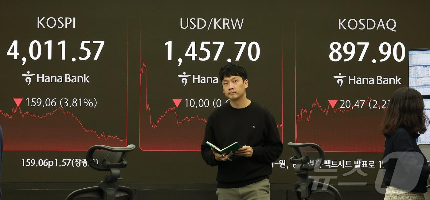 14일 오후 서울 중구 하나은행 본점 딜링룸 전광판에 증시 종가가 표시되고 있다.  2025.11.14/뉴스1 ⓒ News1 김진환 기자