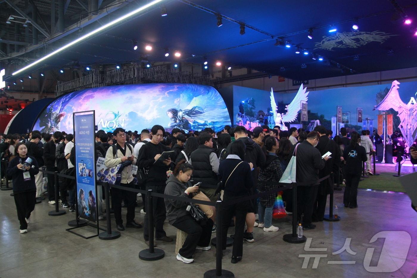 본문 이미지 - 지난 2025년 11월14일 부산 벡스코 제1전시장에서 엔씨소프트 신작 '아이온2' 시연 대기 줄이 길게 늘어서 있다.2025.11.14 ⓒ 뉴스1 김민재 기자