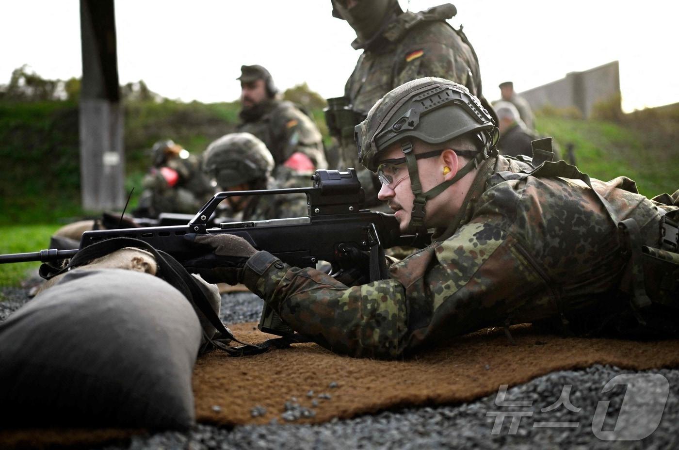13일&#40;현지시간&#41; 독일 서부 알렌에 위치한 독일 연방군 베스트팔렌-카제른 병영에서 신병들이 G36 돌격소총 사격 훈련을 받고 있다. 2025.11.13. ⓒ AFP=뉴스1 ⓒ News1 이정환 기자