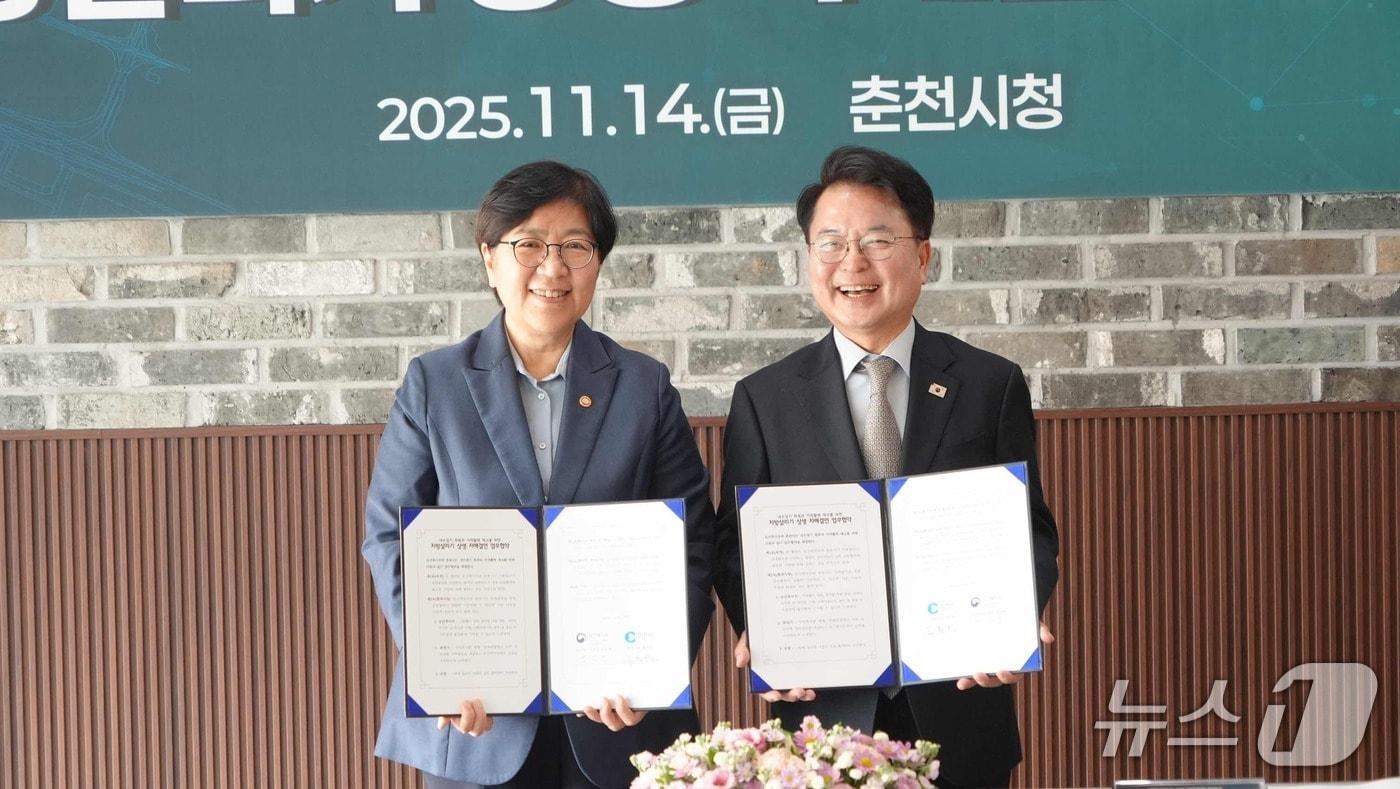 육동한 춘천시장과 정은경 보건복지부 장관은 14일 오후 시청 다목적실에서 ‘지방 살리기 상생 자매결연 협약’을 체결한 뒤 기념촬영을 하고 있다.&#40;춘천시 제공, 재판매 및 DB금지&#41; 