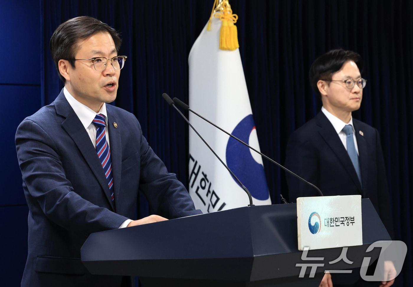 여한구 통상교섭본부장과 김정관 산업통상부 장관이 14일 서울 종로구 정부서울청사에서 한미 관세협상 팩트시트 및 MOU 관련 브리핑을 하고 있다. 2025.11.14/뉴스1 ⓒ News1 임세영 기자