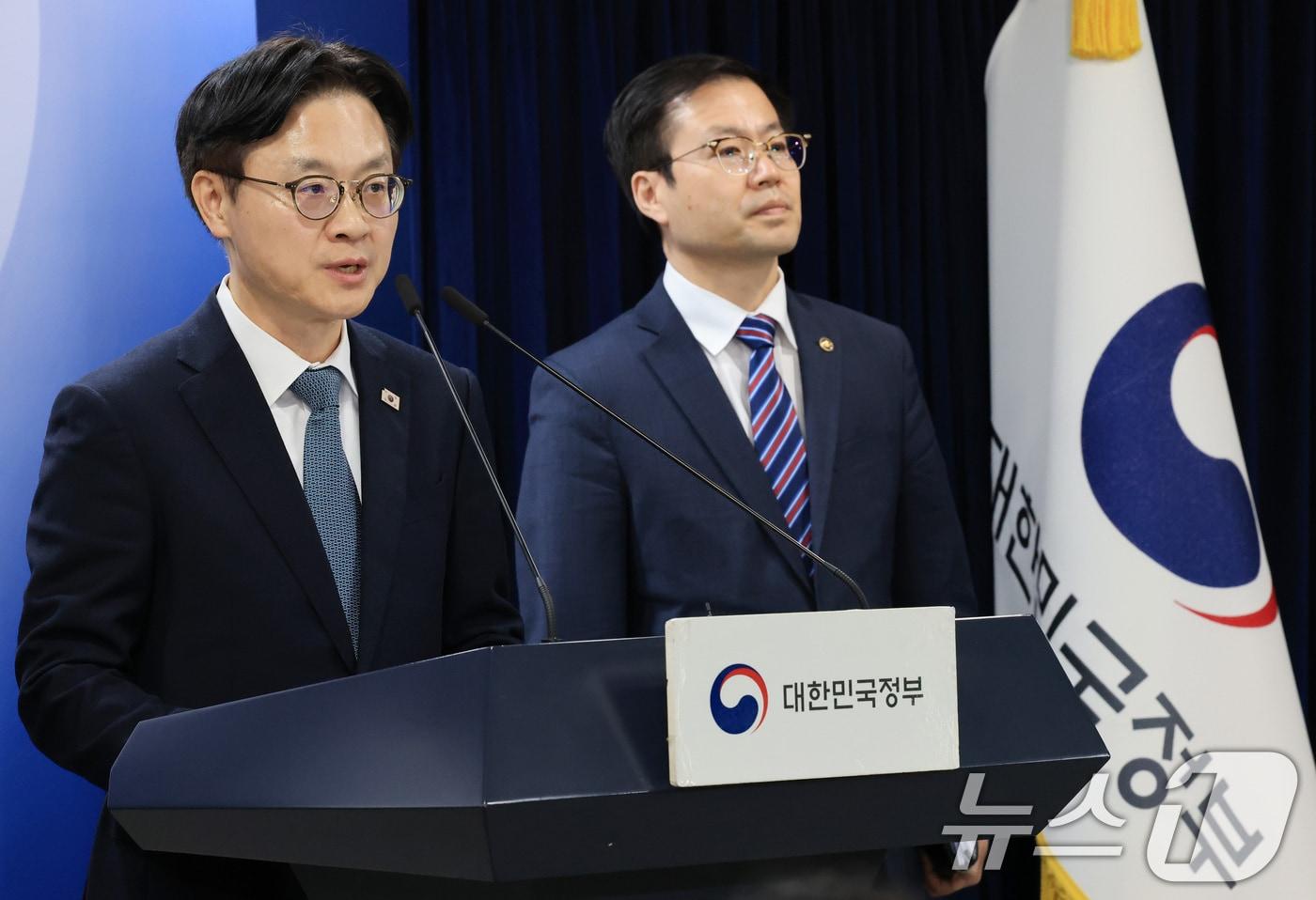 김정관 산업통상부 장관과 여한구 통상교섭본부장이 14일 서울 종로구 정부서울청사에서 한미 관세협상 팩트시트 및 MOU 관련 브리핑을 하고 있다. 2025.11.14/뉴스1 ⓒ News1 임세영 기자