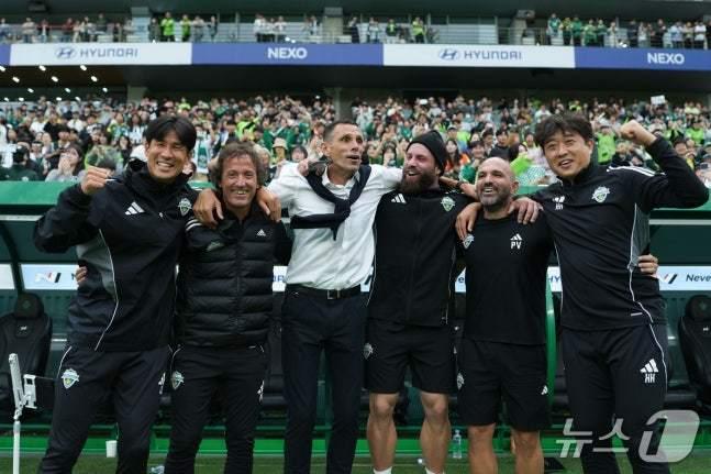 본문 이미지 -  전북 현대 타코스 코치&#40;왼쪽에서 두 번째&#41;가 프로축구연맹 상벌위원회에 회부됐다.&#40;전북 현대 제공&#41;