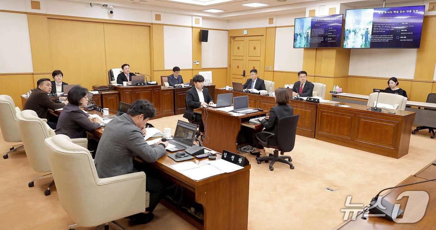 대전시의회 산업건설위원회가 행정사무감사를 벌이고 있다. (시의회 제공) / 뉴스1