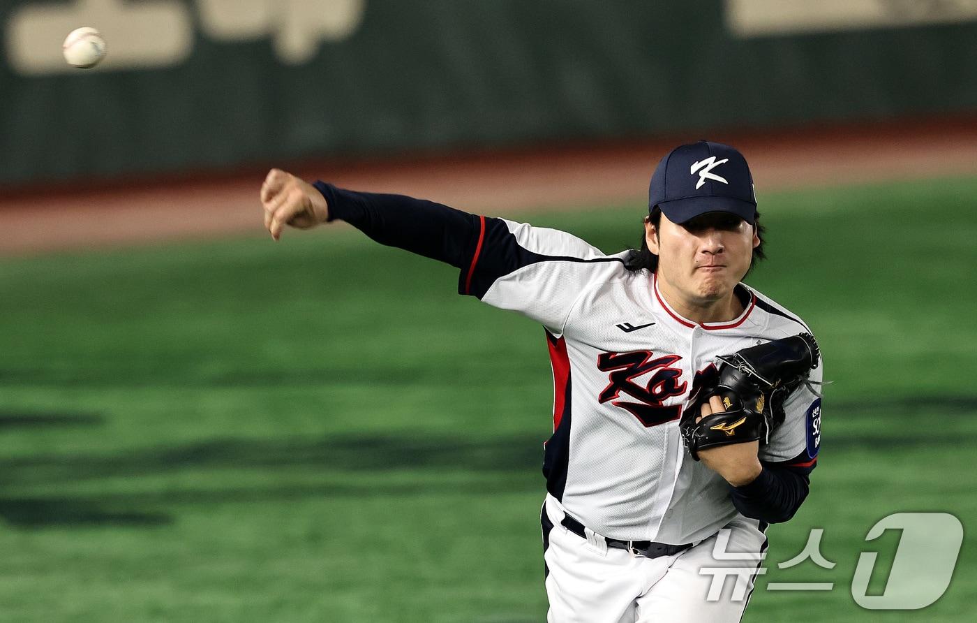 야구 국가대표팀 투수 곽빈이 14일 오후 일본 도쿄돔에서 월드베이스볼클래식&#40;WBC&#41; 대비 한일 평가전을 앞두고 훈련하고 있다. 2025.11.14/뉴스1 ⓒ News1 구윤성 기자