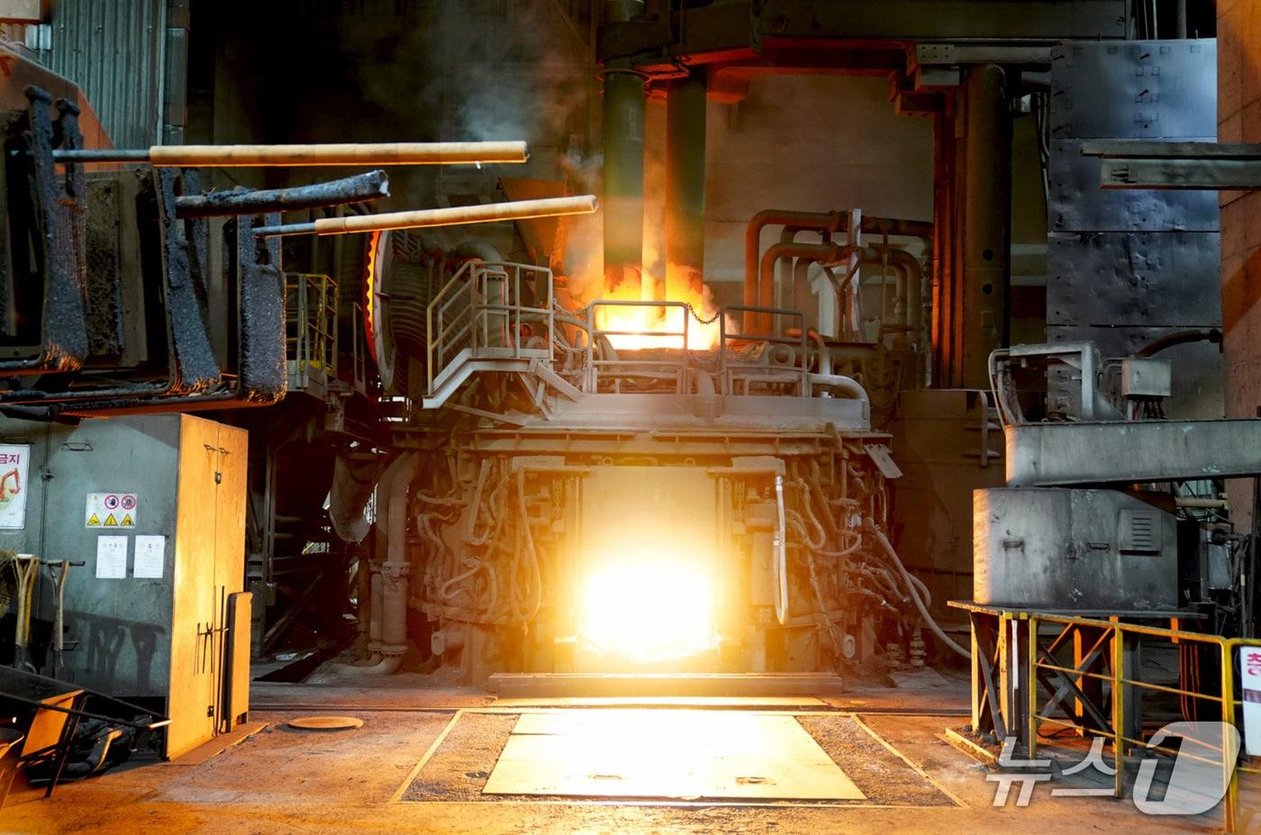  세아창원특수강 제강공장의 1600도 60톤 전기로에서 고철 용해 작업이 진행되고 있다&#40;세아홀딩스 제공&#41; 2025.10.21/뉴스1