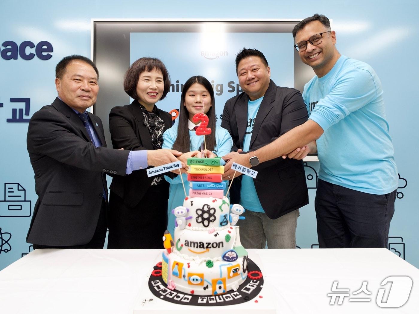 본문 이미지 - 인천 백석중학교 씽크 빅 스페이스 개설 기념사진&#40;아마존 제공&#41;