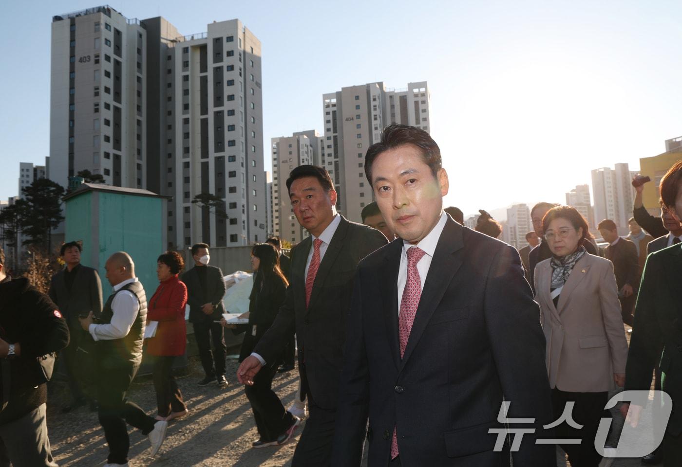 장동혁 국민의힘 대표가 14일 오후 경기 성남시 분당구 대장지구 공공도서관 건설 현장을 방문하고 있다. 2025.11.14/뉴스1 ⓒ News1 김영운 기자