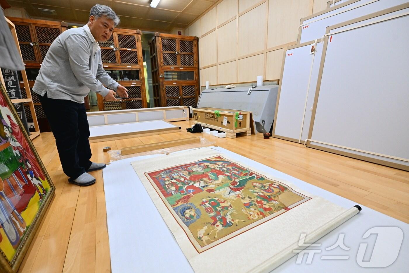 14일 오후 강원 속초 설악산 신흥사에 도착한 &#39;시왕도&#39;가 관계자들의 안내를 받으며 운반되고 있다. 불화인 시왕도는 조선 정조 22년인 1798년 제작된 &#39;제10오도전륜대왕도&#39;로, 미국 메트로폴리탄미술관이 소장해 온 작품이다. 신흥사와 속초시문화재제자리찾기위, 국외소재문화유산재단 등이 2023년부터 협의를 이어온 끝에 70여 년 만의 귀환이 성사됐다.&#40;속초시 제공, 재판매 및 DB 금지&#41; 2025.11.14/뉴스1 ⓒ News1 윤왕근 기자