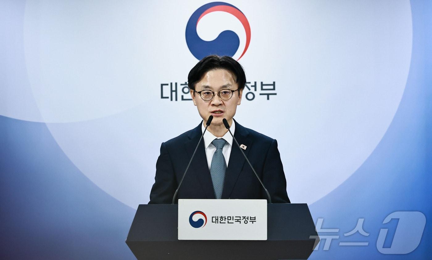 본문 이미지 - 김정관 산업통상부 장관이 14일 오후 서울 종로구 정부서울청사 합동브리핑룸에서 한미 전략적 투자에 관한 양해각서 서명과 관련하여 기자단에게 브리핑을 하고 있다. (산업통상자원부 제공. 재판매 및 DB 금지) 2025.11.14 ⓒ 뉴스1