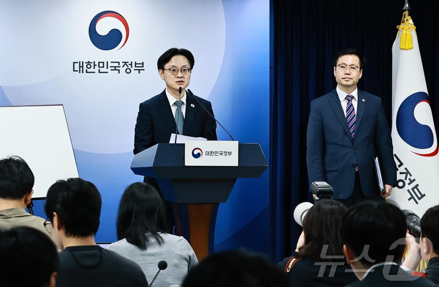 김정관 산업통상부 장관이 14일 오후 서울 종로구 정부서울청사 합동브리핑룸에서 한미 전략적 투자에 관한 양해각서 서명과 관련하여 기자단에게 브리핑을 하고 있다. &#40;산업통상자원부 제공. 재판매 및 DB 금지&#41; 2025.11.14/뉴스1