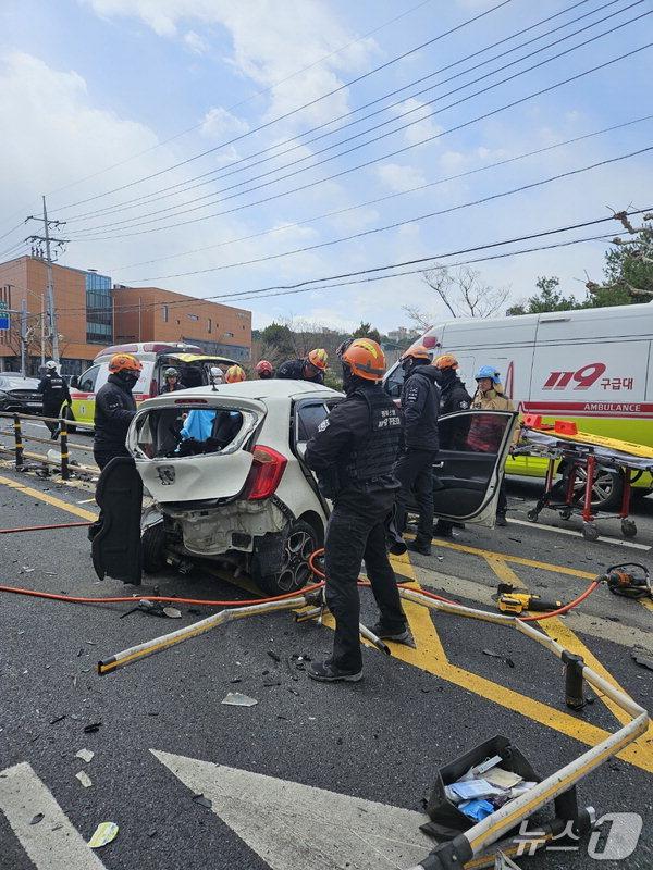 본문 이미지 - 지난 3월 청주시 서원구 수곡동 한 교차로에서 발생한 고령 운전자 교통사고 현장.&#40;청주서부소방서 제공. 재판매 및 DB금지&#41;/뉴스1
