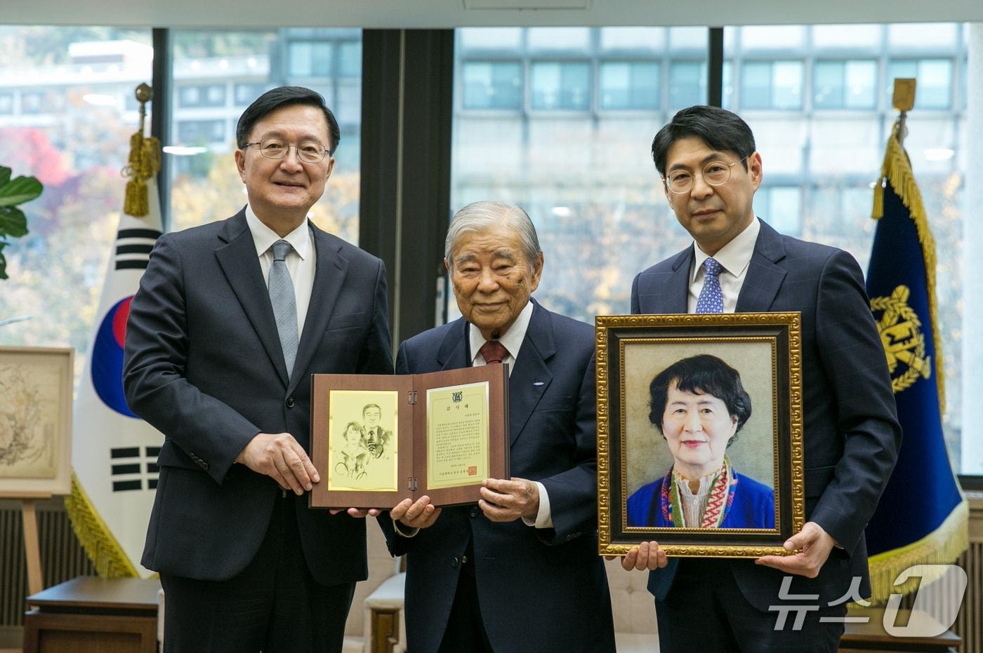 유홍림 서울대 총장&#40;왼쪽&#41;과 이충희 한국시니어과학기술인협회 명예회장, 아들 이재석 박사가 지난 13일 감사패 증정식에서 기념 촬영을 하고 있다. &#40;사진. 서울대 제공&#41;