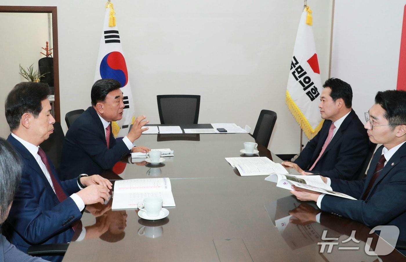 김두겸 울산시장이 14일 국회에서 장동혁 국민의힘 대표를 만나 울산 현안사항 및 국가예산 사업에 대한 국회 증액을 건의하고 있다. (울산시 제공. 재판매 및 DB 금지) /뉴스1