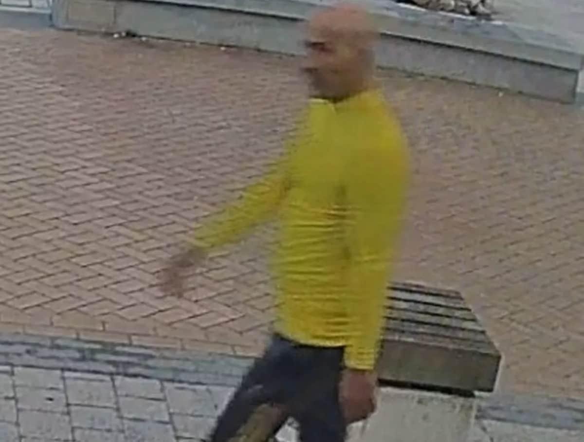 본문 이미지 - 영국 해변가에서 여러 여성을 성추행한 남성의 모습을 현지 경찰이 공개했다. &#40;서식스 경찰&#41;