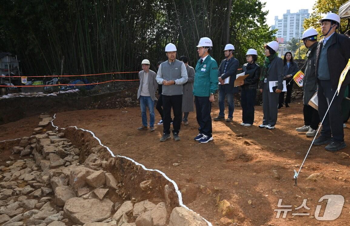 본문 이미지 - 정종복 기장군수가 14일 학술발굴조사 자문회의에서 발굴조사 관계자로부터 현장설명을 듣고 있다.(기장군 제공. 재판매 및 DB금지)
