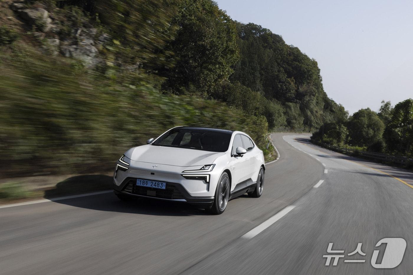 폴스타 4 주행 모습.&#40;폴스타 제공&#41; 