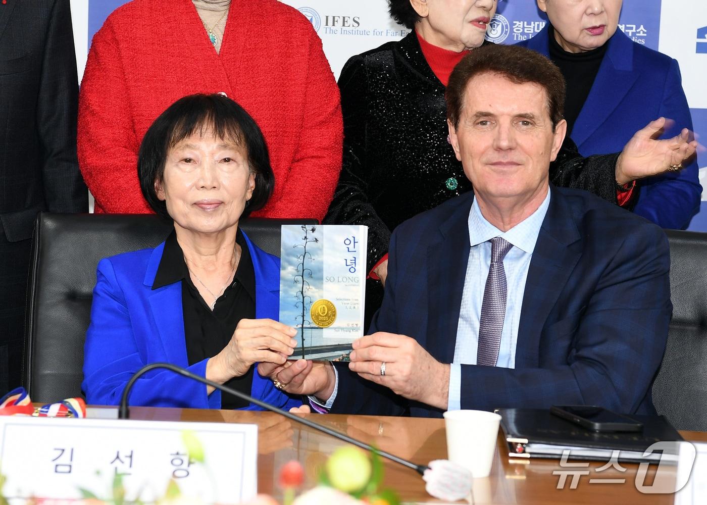 본문 이미지 - 김선향 북한대학원대학교 이사장&#40;왼쪽&#41;과 잭 마리나이 심사위원장이 오르페우스 텍스트 올해의 책 시상식에서 기념 촬영을 하고 있다.&#40;경남대 제공. 재판매 및 DB금지&#41;