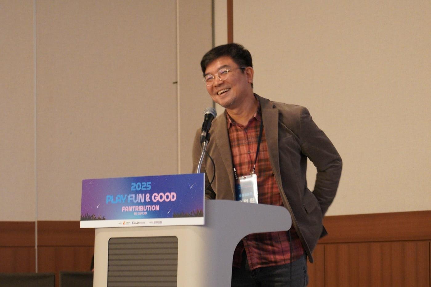 정덕현 문화평론가가 14일 부산 벡스코에서 열린 스마일게이트 희망스튜디오  &#39;2025 펀앤굿 포럼&#39;에서 강연하고 있다.&#40;게임기자단 제공. 재판매 및 DB금지&#41;2025.11.14/뉴스1